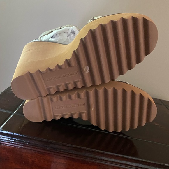 NWOB Vince Camuto wedges. Snake skin pattern - Picture 6 of 7